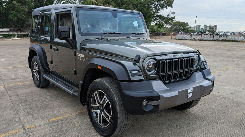 Thar Roxx MX 5 Petrol, Manual, Dark Forest